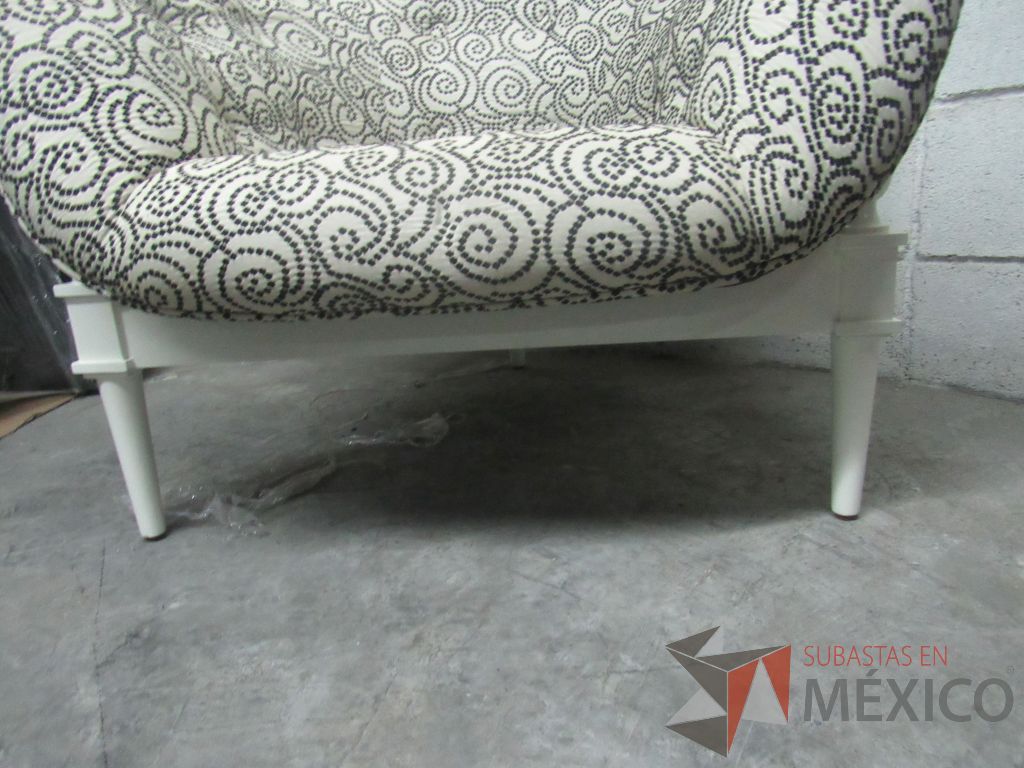 Lote 176 - Silla con base de madera color blanco, asiento y respaldo en tela color blanco con negro - Imagen 3