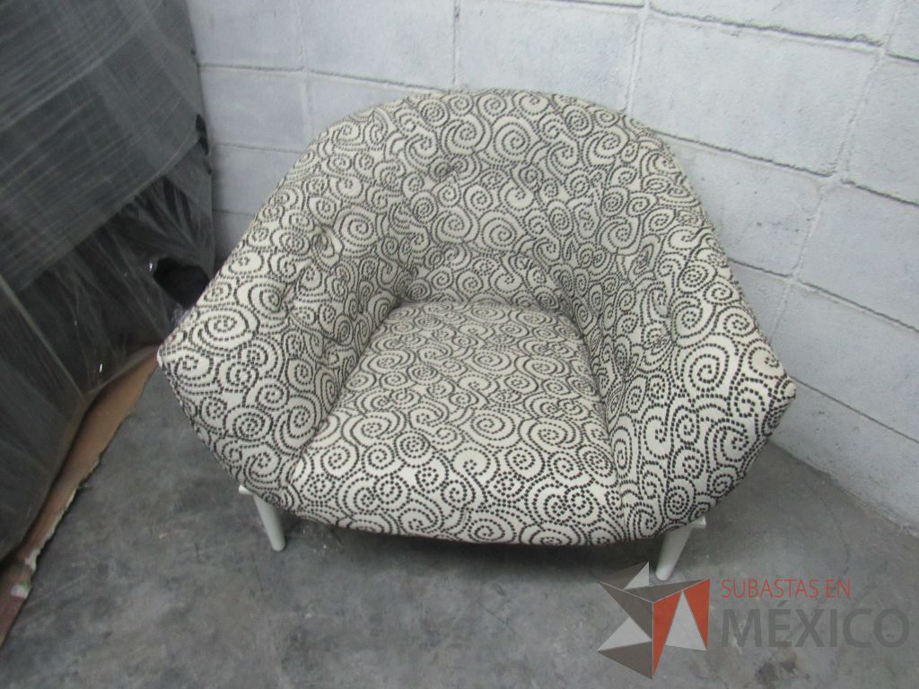 Lote 176 - Silla con base de madera color blanco, asiento y respaldo en tela color blanco con negro - Imagen 4