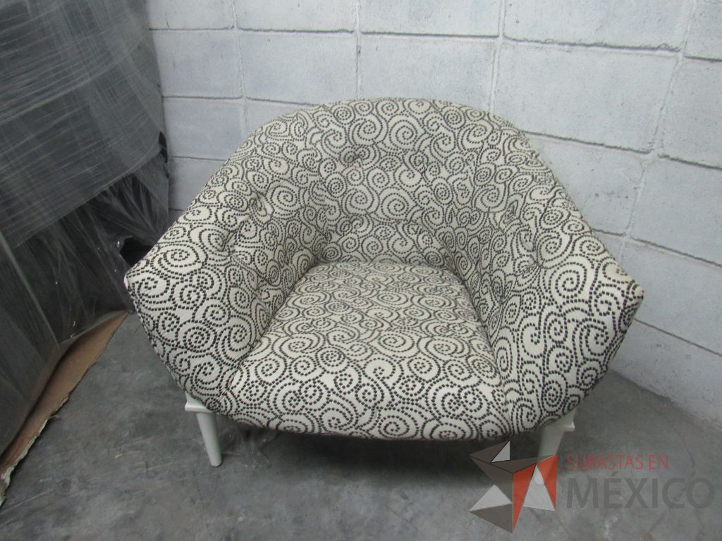 Lote 176 - Silla con base de madera color blanco, asiento y respaldo en tela color blanco con negro