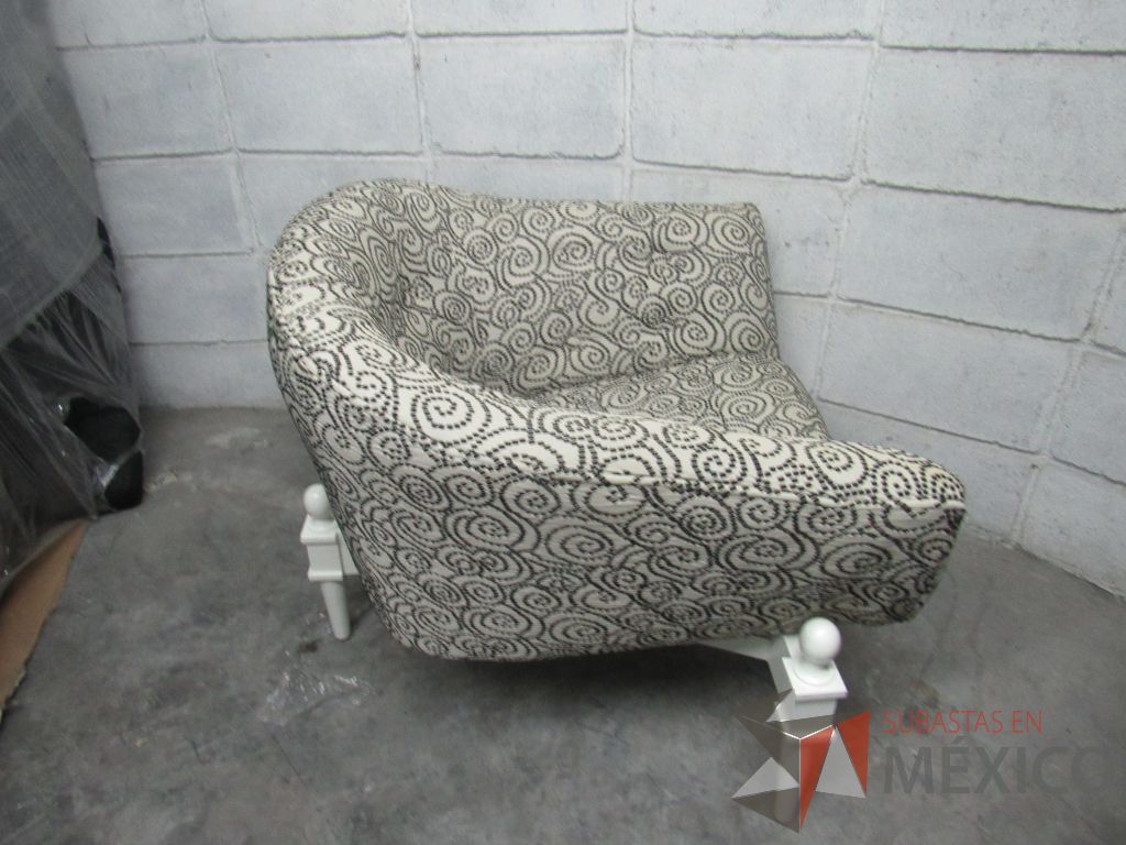 Lote 176 - Silla con base de madera color blanco, asiento y respaldo en tela color blanco con negro - Imagen 5