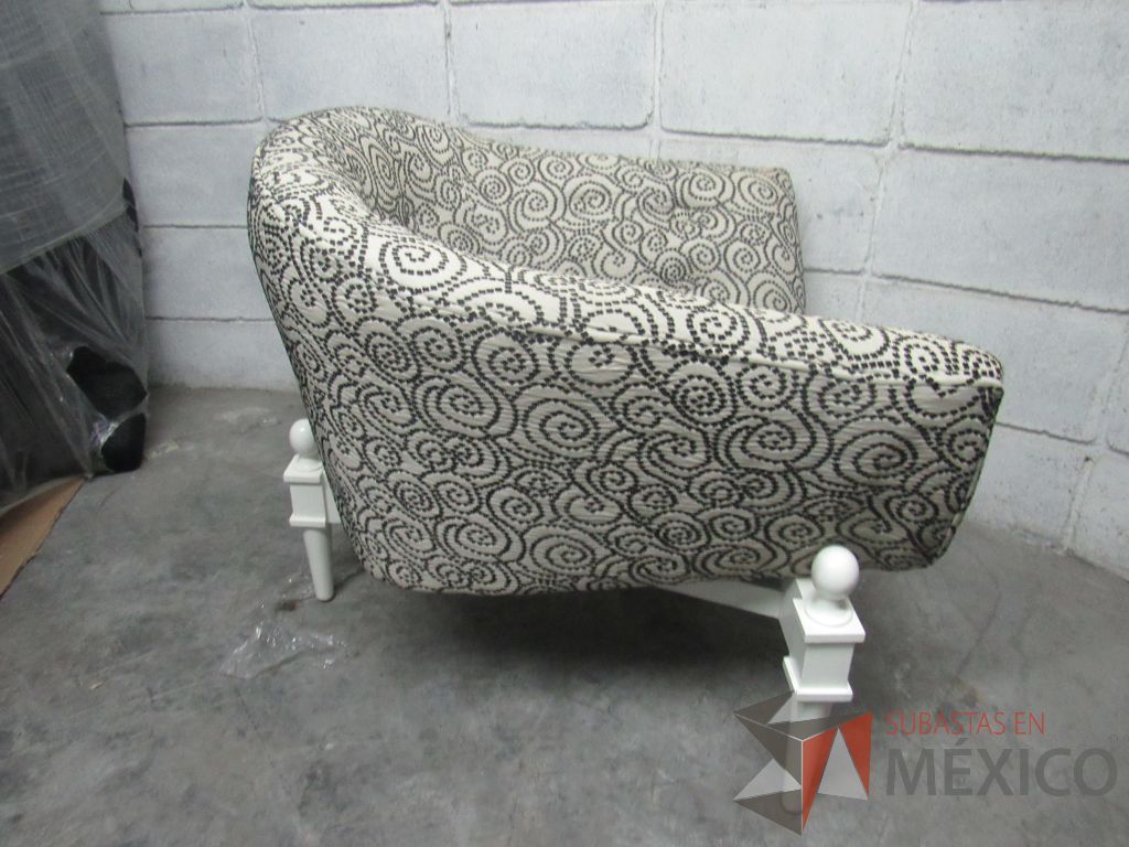 Lote 176 - Silla con base de madera color blanco, asiento y respaldo en tela color blanco con negro - Imagen 6