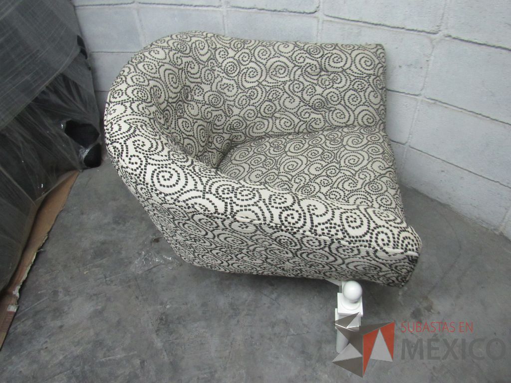 Lote 176 - Silla con base de madera color blanco, asiento y respaldo en tela color blanco con negro - Imagen 7