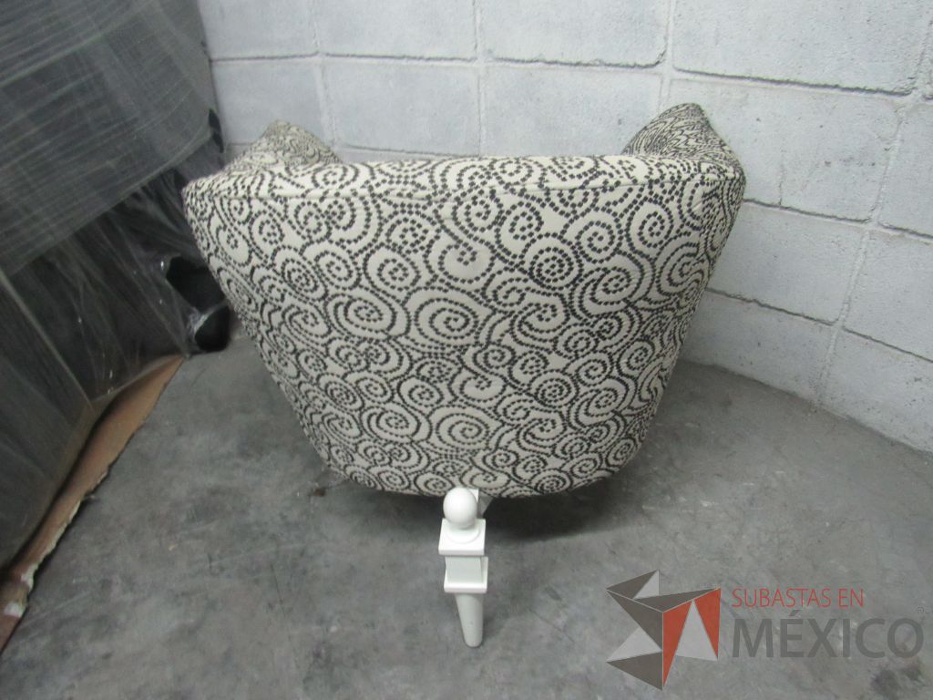 Lote 176 - Silla con base de madera color blanco, asiento y respaldo en tela color blanco con negro - Imagen 8