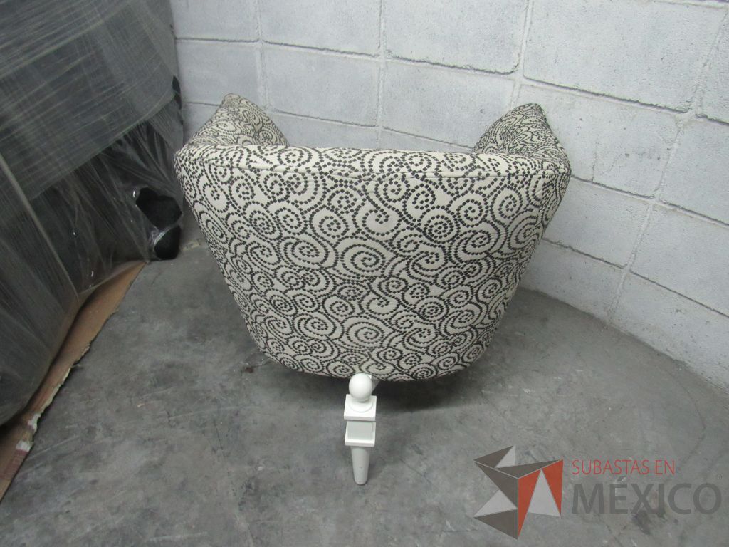 Lote 176 - Silla con base de madera color blanco, asiento y respaldo en tela color blanco con negro - Imagen 10