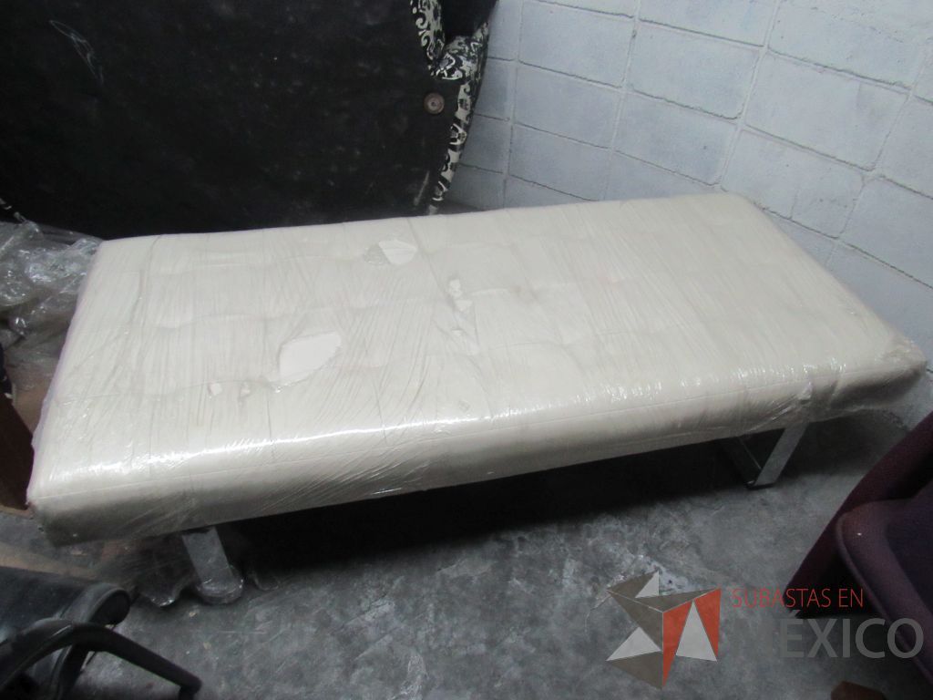 Lote 341 - Sillón de espera con base metálica y asiento tipo piel color beige