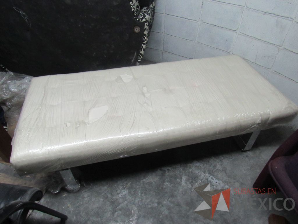 Lote 341 - Sillón de espera con base metálica y asiento tipo piel color beige - Imagen 2