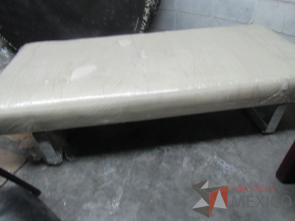 Lote 341 - Sillón de espera con base metálica y asiento tipo piel color beige - Imagen 3