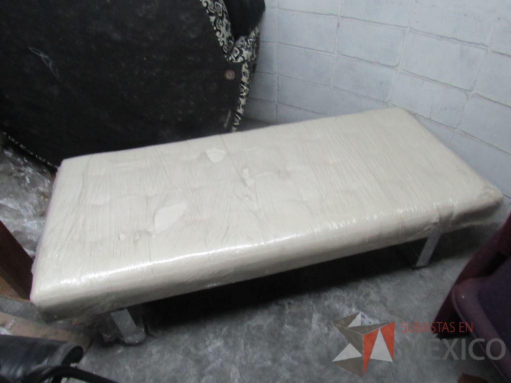 Lote 341 - Sillón de espera con base metálica y asiento tipo piel color beige - Imagen 4