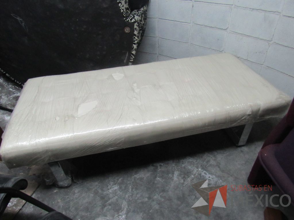 Lote 341 - Sillón de espera con base metálica y asiento tipo piel color beige - Imagen 5
