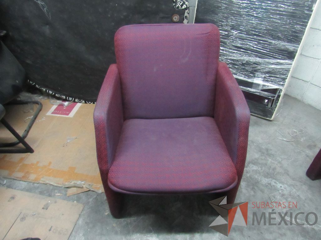 Lote 336 - Sillón de 1 plaza con asiento y respaldo en tela color morado