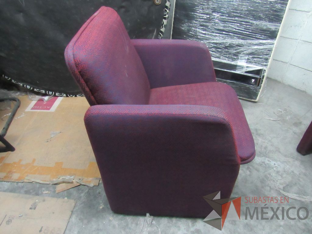 Lote 336 - Sillón de 1 plaza con asiento y respaldo en tela color morado - Imagen 4