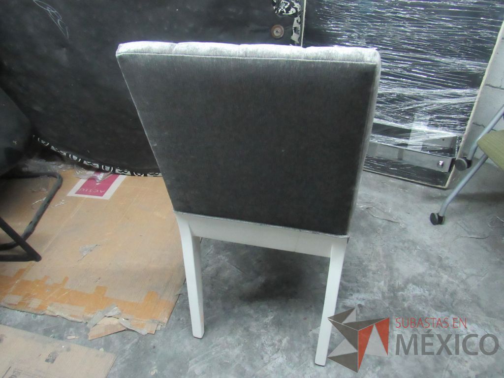Lote 344 - 6 Sillas de comedor con base color blanco, asiento y respaldo en tela color gris - Imagen 3