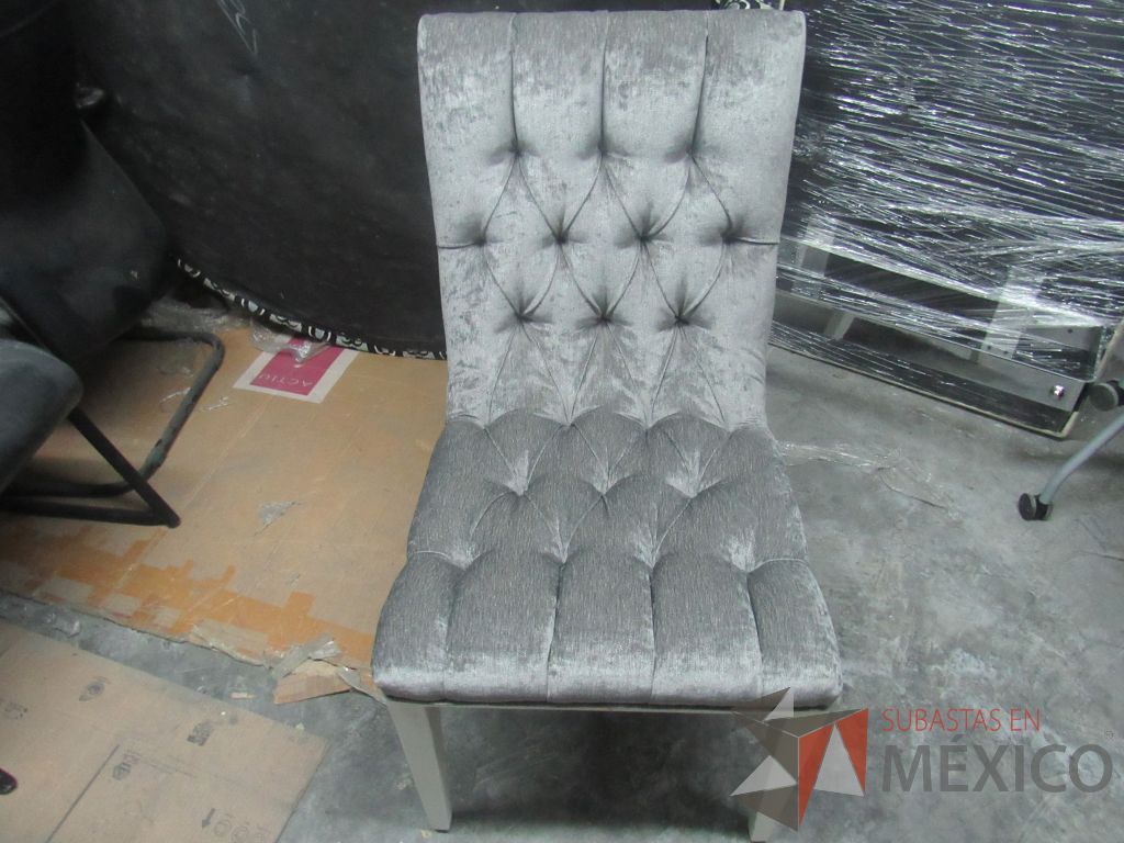 Lote 344 - 6 Sillas de comedor con base color blanco, asiento y respaldo en tela color gris - Imagen 4