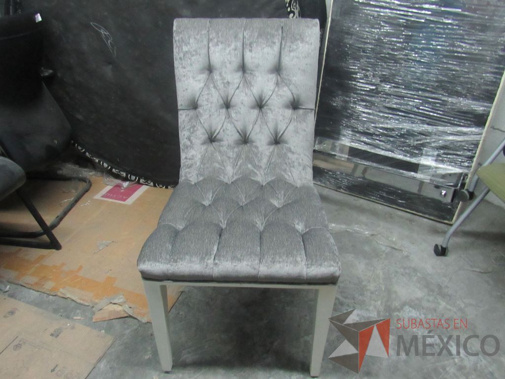 Lote 344 - 6 Sillas de comedor con base color blanco, asiento y respaldo en tela color gris - Imagen 5