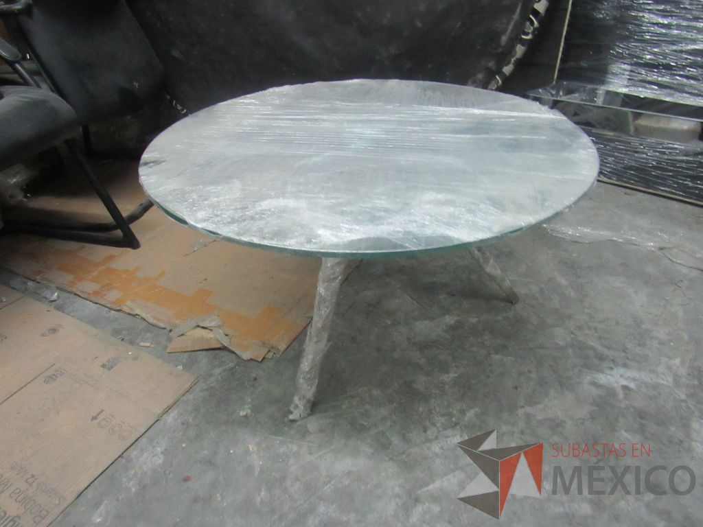 Lote 332 - Mesa de apoyo con base metálica y cubierta circular de vidrio