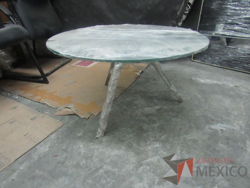 Lote 332 - Mesa de apoyo con base metálica y cubierta circular de vidrio - Imagen 2