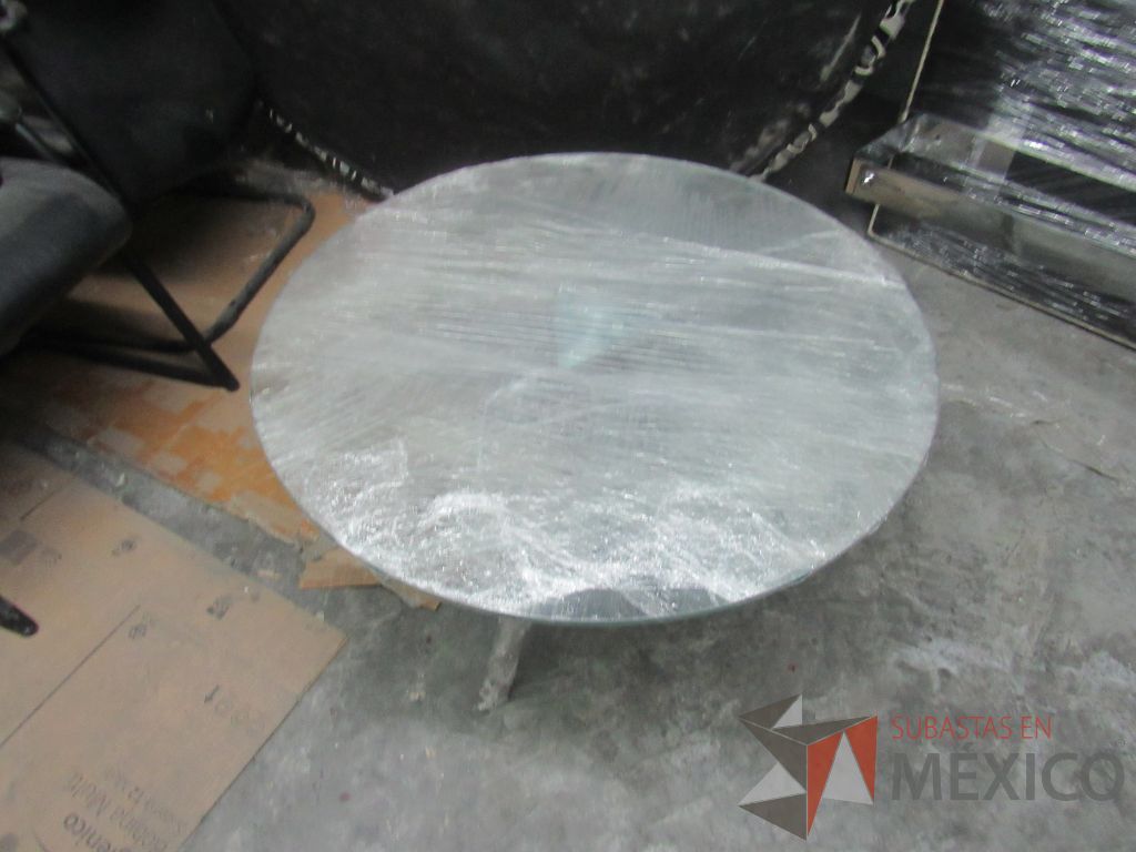 Lote 332 - Mesa de apoyo con base metálica y cubierta circular de vidrio - Imagen 3