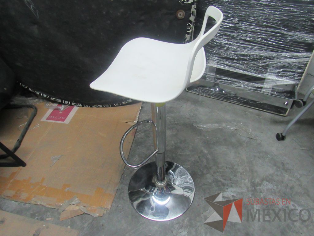 Lote 331 - Banco alto con descansa pies, asiento respaldo liso color blanco