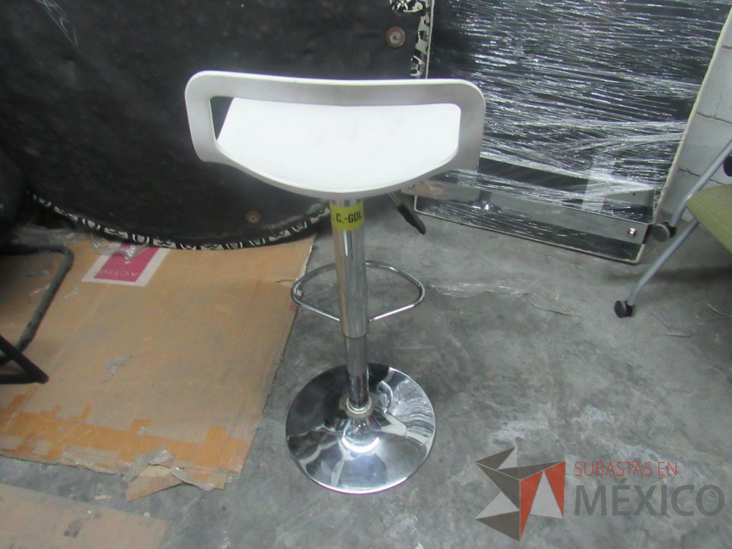 Lote 331 - Banco alto con descansa pies, asiento respaldo liso color blanco - Imagen 2