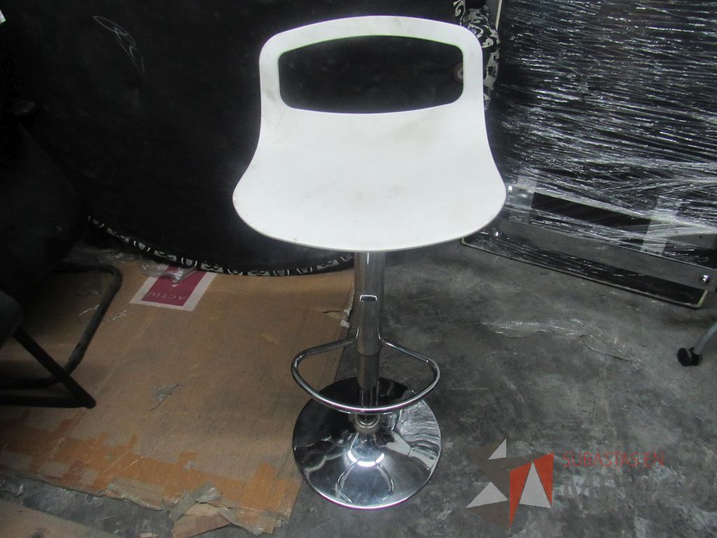 Lote 331 - Banco alto con descansa pies, asiento respaldo liso color blanco - Imagen 3