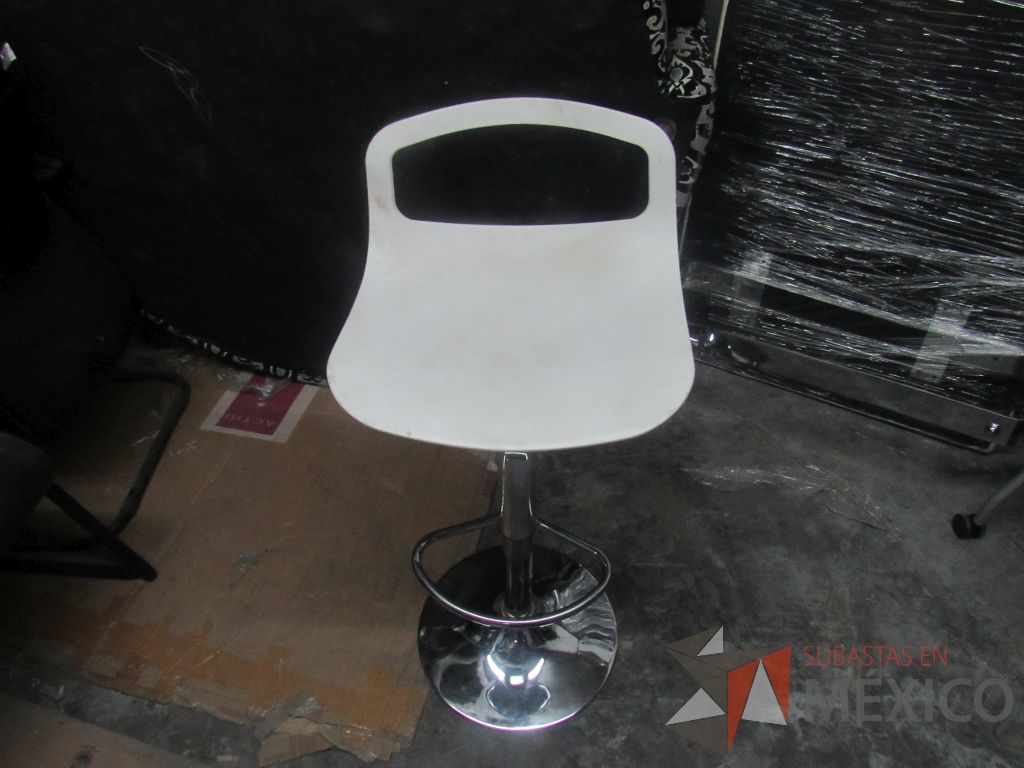 Lote 331 - Banco alto con descansa pies, asiento respaldo liso color blanco - Imagen 4
