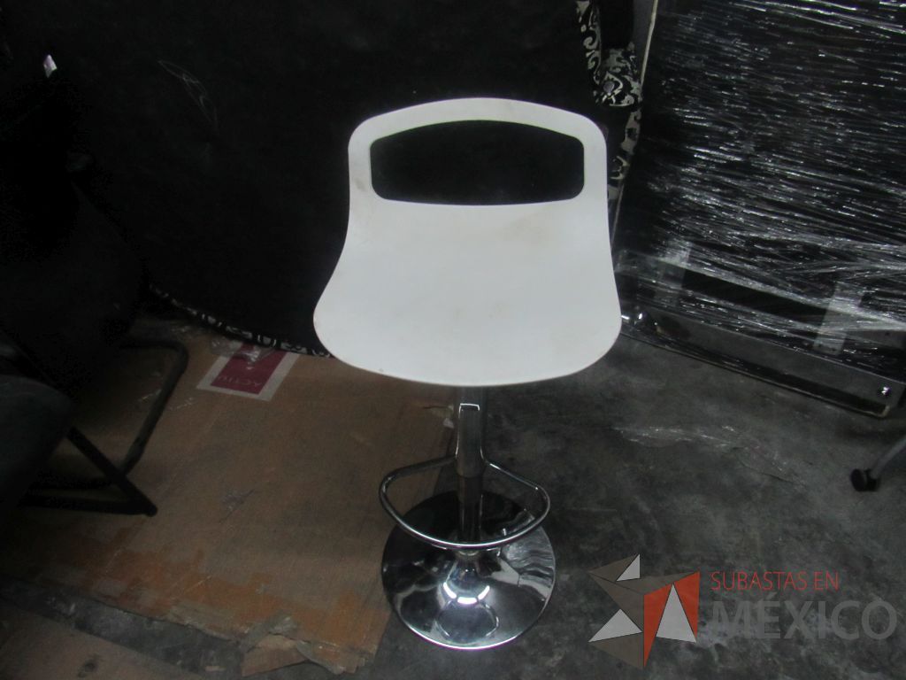 Lote 331 - Banco alto con descansa pies, asiento respaldo liso color blanco - Imagen 5