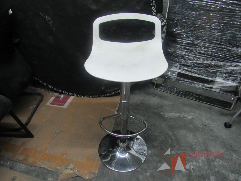 Lote 331 - Banco alto con descansa pies, asiento respaldo liso color blanco - Imagen 6