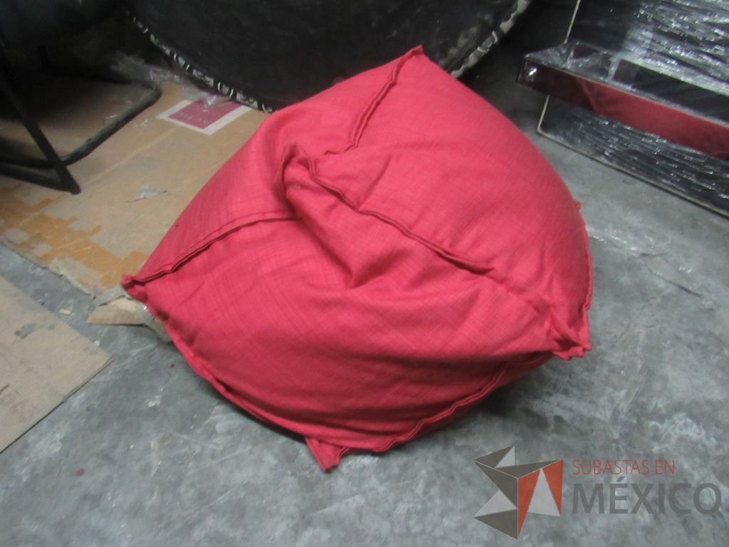 Lote 175 - Puff en tela color rojo