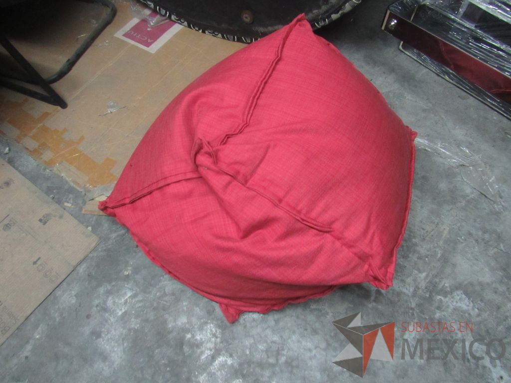 Lote 175 - Puff en tela color rojo - Imagen 2