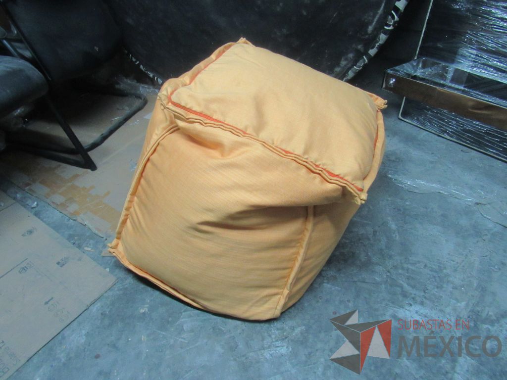 Lote 177 - Puff en tela color naranja