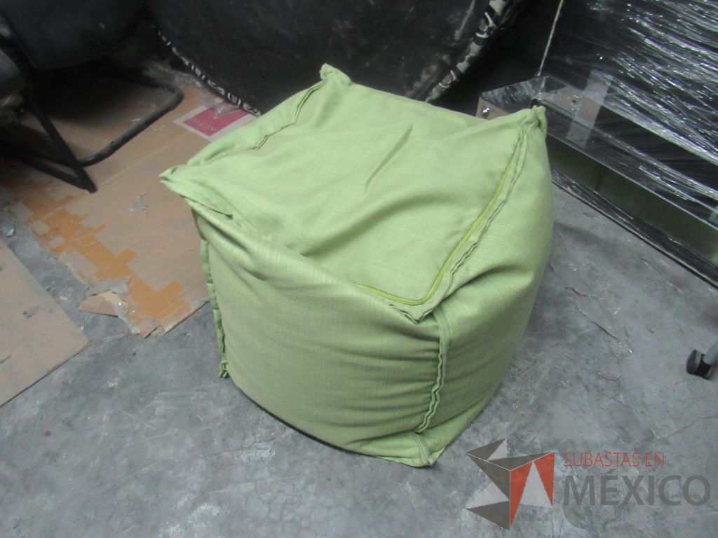 Lote 346 - Puff en tela color verde