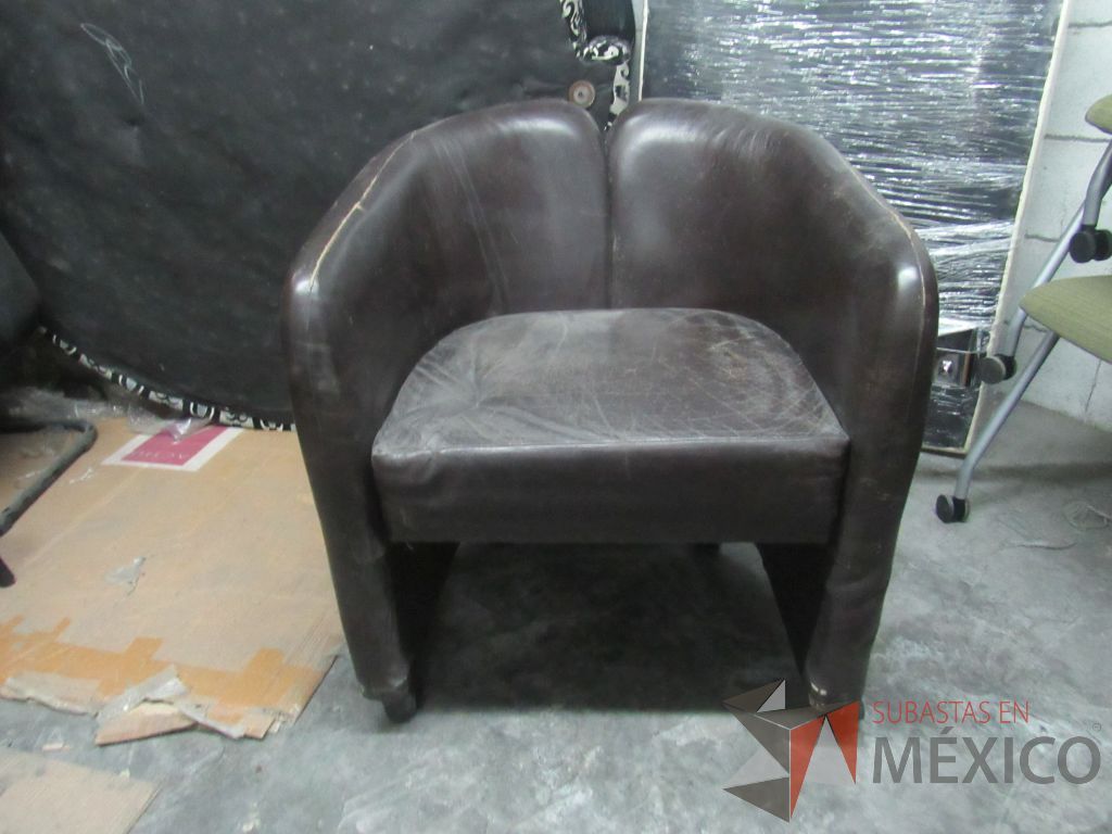 Lote 329 - Sillón de 1 plaza con asiento y respaldo tipo piel color café - Imagen 2