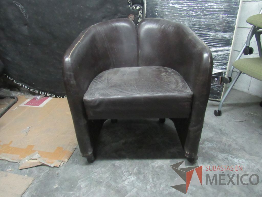 Lote 329 - Sillón de 1 plaza con asiento y respaldo tipo piel color café