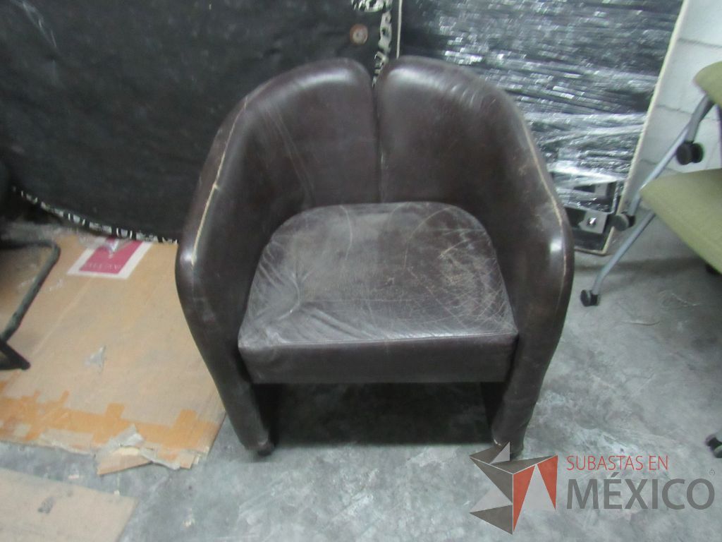 Lote 329 - Sillón de 1 plaza con asiento y respaldo tipo piel color café - Imagen 3