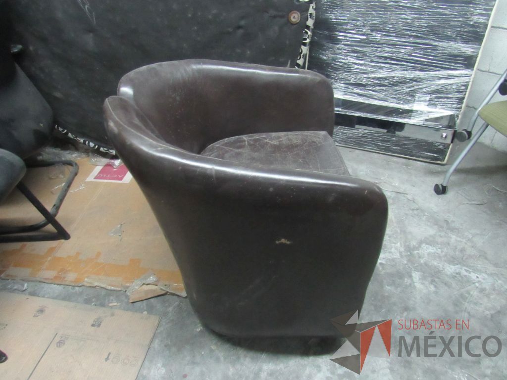 Lote 329 - Sillón de 1 plaza con asiento y respaldo tipo piel color café - Imagen 4