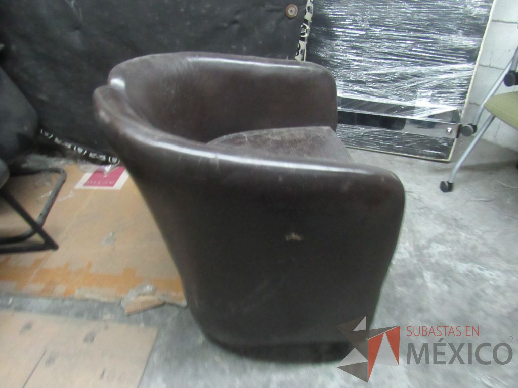 Lote 329 - Sillón de 1 plaza con asiento y respaldo tipo piel color café - Imagen 5