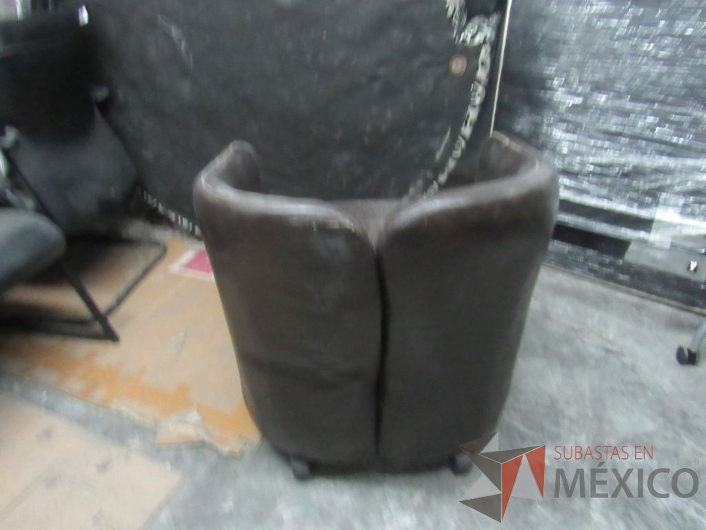 Lote 329 - Sillón de 1 plaza con asiento y respaldo tipo piel color café - Imagen 6