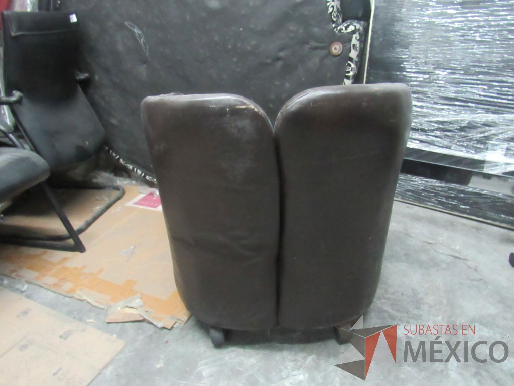 Lote 329 - Sillón de 1 plaza con asiento y respaldo tipo piel color café - Imagen 7