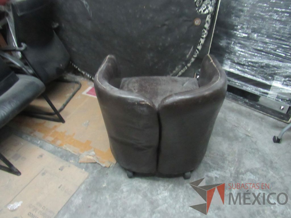 Lote 329 - Sillón de 1 plaza con asiento y respaldo tipo piel color café - Imagen 8