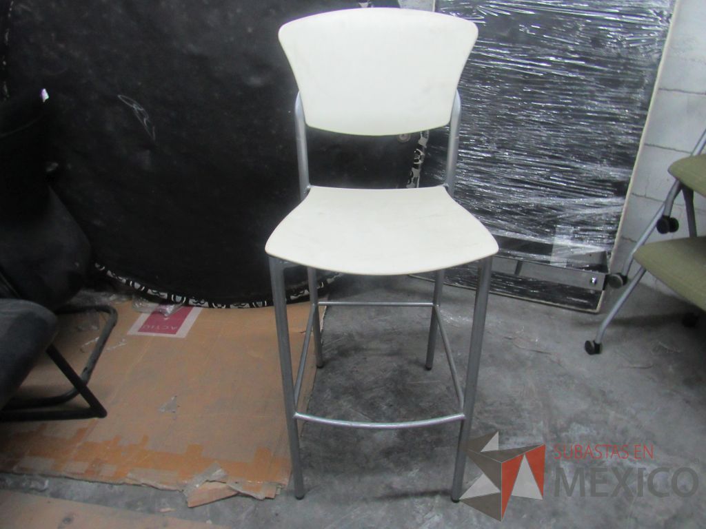 Lote 328b - Silla alta con descansa pies, asiento y respaldo liso color blanco