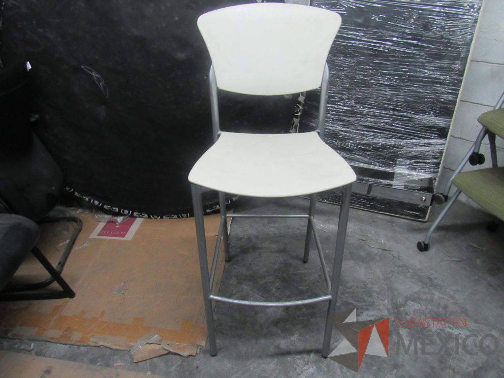 Lote 328b - Silla alta con descansa pies, asiento y respaldo liso color blanco - Imagen 2