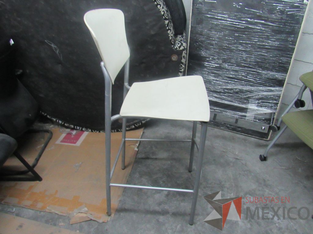 Lote 328b - Silla alta con descansa pies, asiento y respaldo liso color blanco - Imagen 3