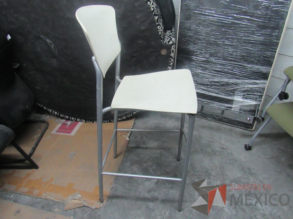 Lote 328b - Silla alta con descansa pies, asiento y respaldo liso color blanco - Imagen 4