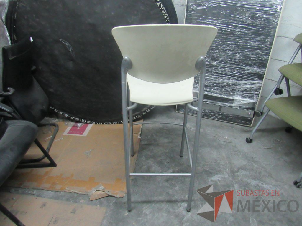 Lote 328b - Silla alta con descansa pies, asiento y respaldo liso color blanco - Imagen 5