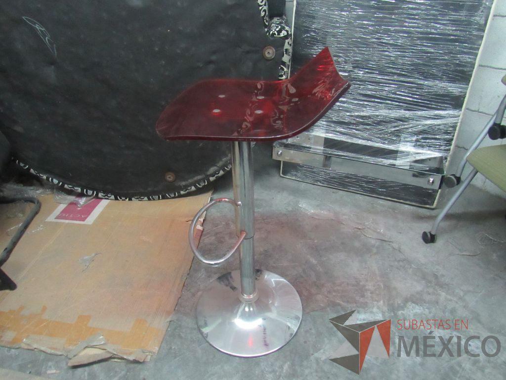 Lote 310 - Banco alto con descansa pies y asiento liso color rojo - Imagen 3