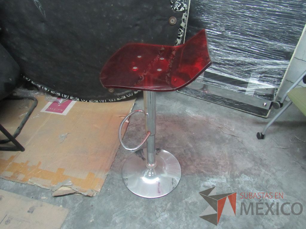 Lote 310 - Banco alto con descansa pies y asiento liso color rojo - Imagen 2