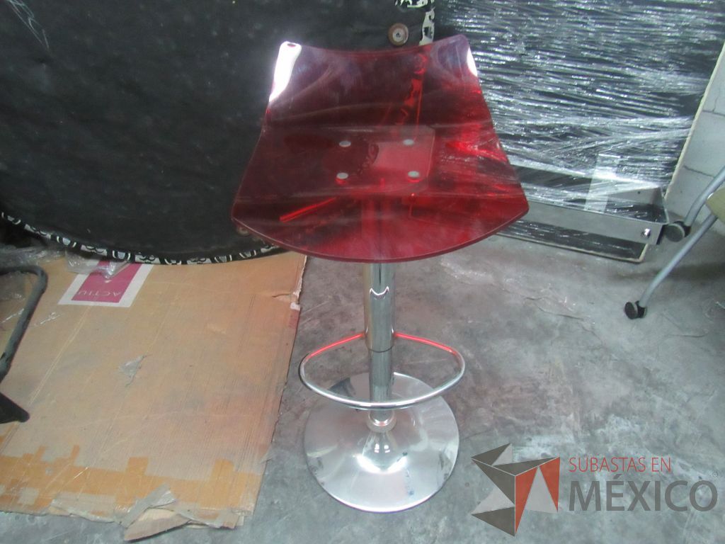 Lote 310 - Banco alto con descansa pies y asiento liso color rojo - Imagen 5