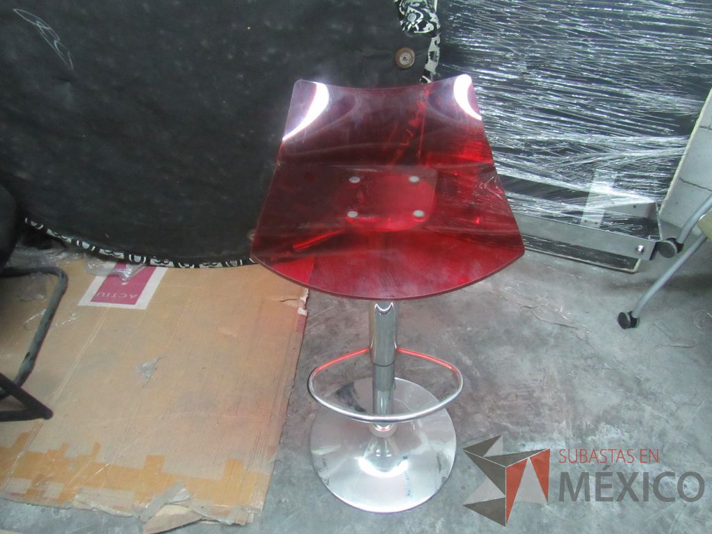 Lote 310 - Banco alto con descansa pies y asiento liso color rojo