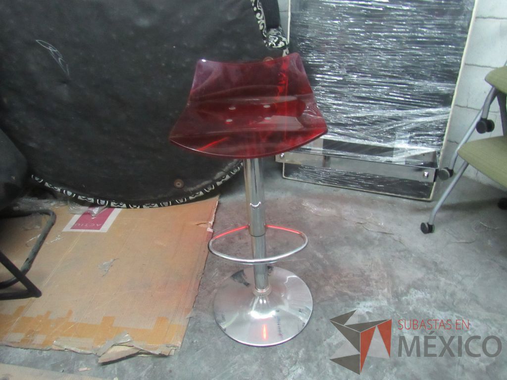 Lote 310 - Banco alto con descansa pies y asiento liso color rojo - Imagen 6