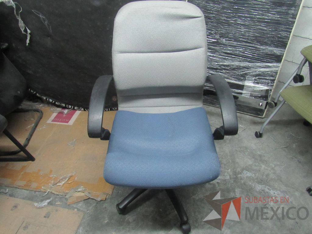 Lote 308a - Silla operativa con asiento en tela color azul y respaldo color gris